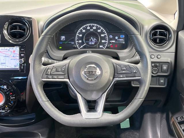 【純正革巻きステアリング】上質な革を使用することで、手にしっかり馴染みとても運転しやすいハンドルです♪