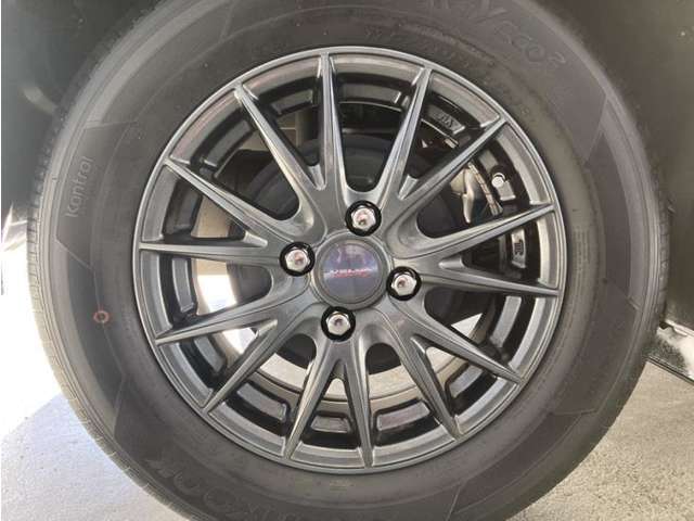 社外アルミホイール装着！社外品なので、車体とアルミホイールが同じ組み合わせのものになかなか巡り合うことがありません。個性溢れるこちらの車、いかがでしょうか。