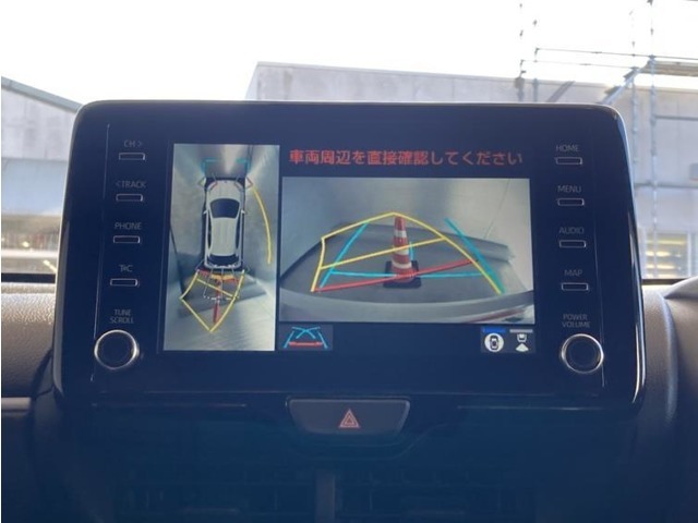 真上から見下ろしたような視点で車とその周囲を確認出来る画面と、車両後方を映し出すバックモニター画面の2つを表示してくれます。