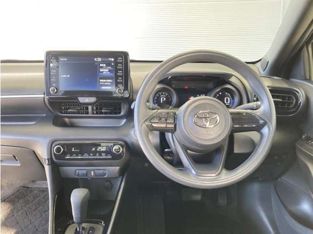 シンプルな運転席周りです。インパネ周りの各操作スイッチ類も使いやすいよう配置されています！