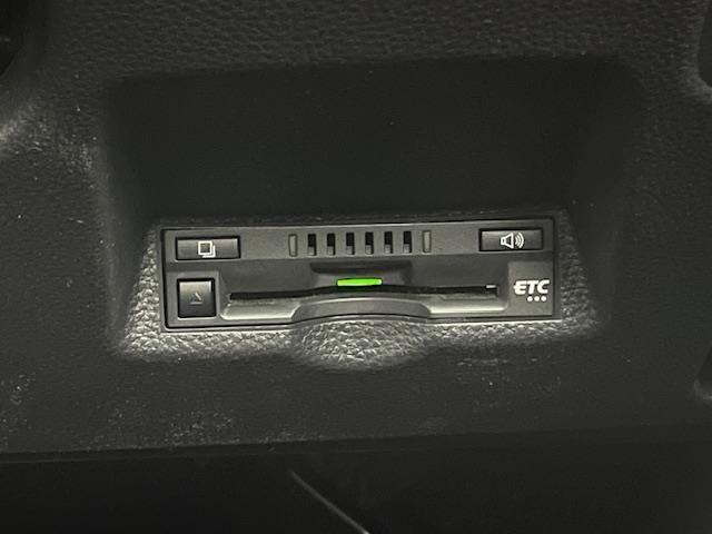 【ETC】有料道路を利用する際に料金所で停止することなく通過できる、ETC車載器（ノンストップ自動料金収受システム機器）が装備されています。セットアップを行うことで利用可能になります。