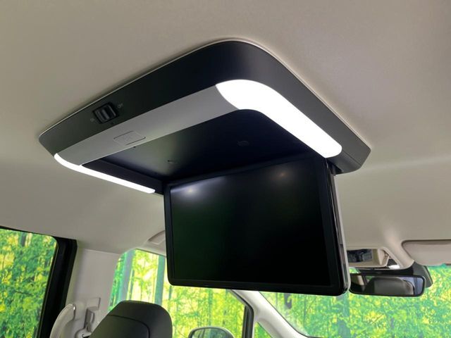 【フリップダウンモニター】大画面モニターで後席でもエンタメをお楽しみいただけます。小さなお子様にも大人気の装備です♪
