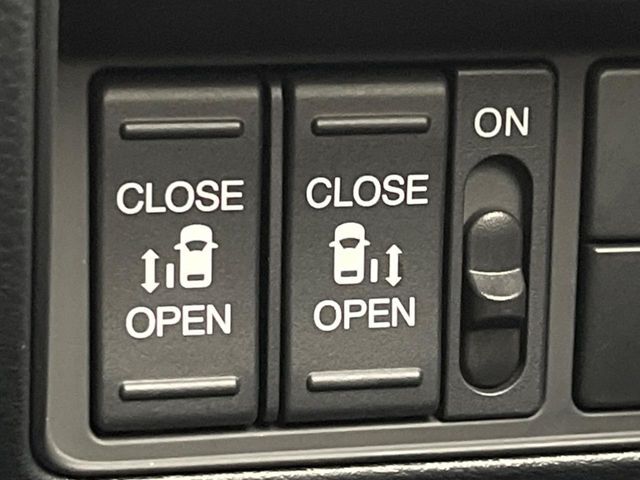 【両側パワースライドドア】スマートキーや運転席のスイッチで後席両側スライドドアの開閉が可能♪電動だから力を入れてドアを開ける必要が無く、小さなお子様でも簡単に開け閉めでき快適です♪