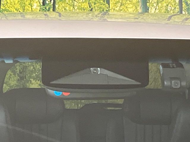 【ホンダセンシング】走行中に前方の車両等を認識し、衝突しそうな時は警報とブレーキで衝突回避と被害軽減をアシスト。より安全にドライブをお楽しみいただけます。
