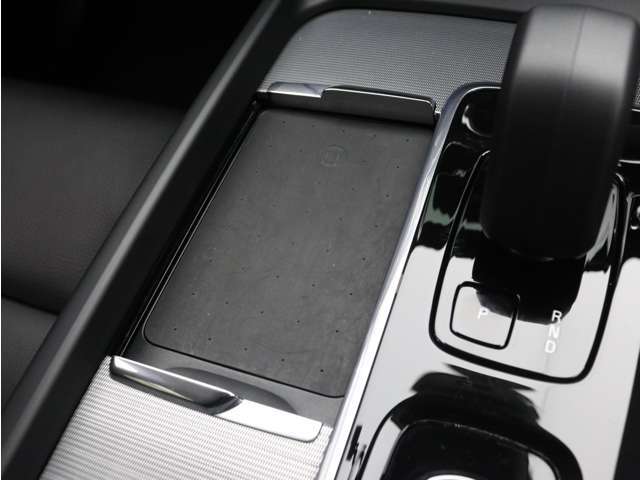 対応機種のスマートフォンを、トンネルコンソールの下のラバープレートに置いておくだけで充電可能。センターディスプレイの機能ビューを使用して、充電プレートのオンとオフを切り替えることができます。