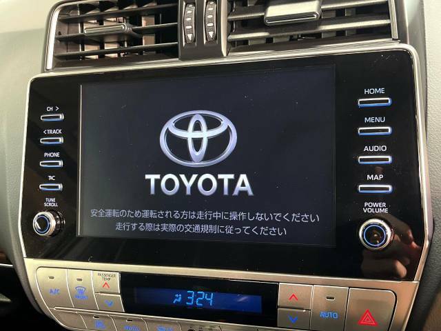 【メーカー純正ナビ】インテリアに溶け込むスタイリッシュな「専用設計」メーカーナビを装備♪視認性や操作性など基本性能にも優れ、より上質なカーライフをお楽しみいただけます。