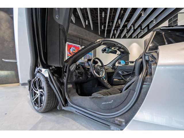 ディヘドラルドアによる乗り降りのしやすさを実車にてご体感くださいませ。
