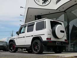 左ハンドル180台限定車、AMGナイトパッケージマグノ、AMGナイトパッケージII、AMG22インチAW、プラチナホワイトインテリア、チェリーウッドフロア 、正規ディーラー車、禁煙車となります。