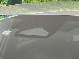 【トヨタセーフティセンス】走行中に前方の車両等を認識し、衝突しそうな時は警報とブレーキで衝突回避と被害軽減をアシスト。より安全にドライブをお楽しみいただけます。