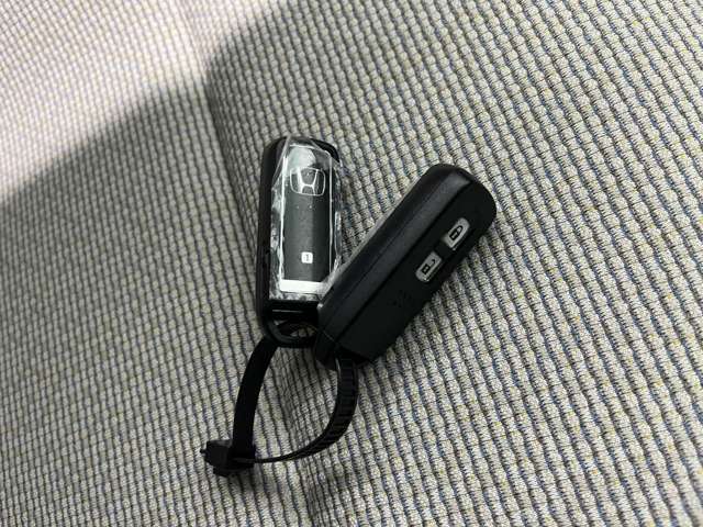 付いてて便利！とても人気の高い装備のスマートキーシステム。キーを携帯しているだけで、ドアロックの開閉並びにエンジンの始動が可能な装備です。