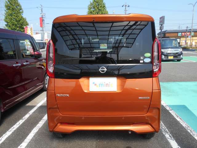 車検工場とは別でオイル館(一般整備工場)もご用意してます。その名の通り、オイル交換やバッテリー交換、タイヤのはめ替え等の一般整備を行います。気軽にアフターサービスもお任せください。