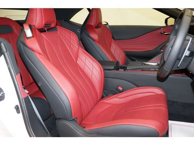 【運転席】ブラック/レッドを基調としたインテリアにレッドの本革シート。パワーシートでお好みの位置に座席を設定可能です。シートエアコン・純正フロアマット付です。