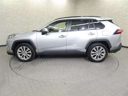 おひとり、恋人、ご友人、ご家族など、少人数でも大人数でもお出かけが楽しめます。この車で楽しいドライビングライフを送りましょう♪