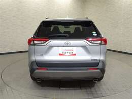 バックカメラが付いているので後方確認が非常にしやすいです。今や運転初心者も熟練者も必須装備！ついていて損はないですね♪