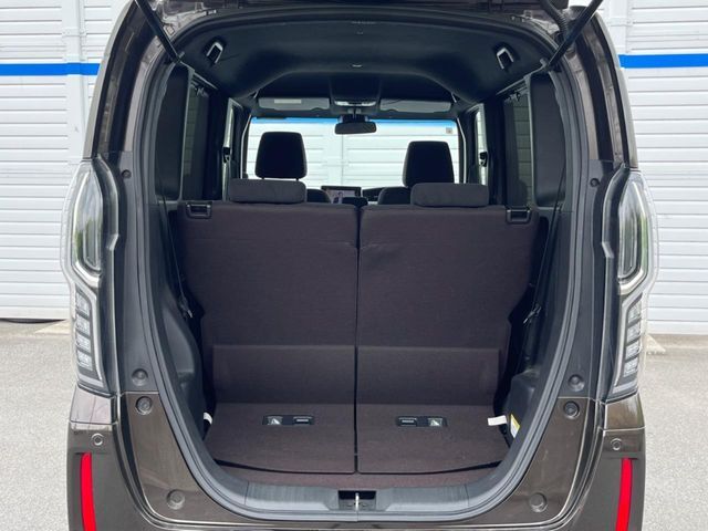積み下ろしのしやすいデッキにはたっぷりと荷物を積み込んでいただけます。遊びから仕事まで、様々なシーンで頼れます♪