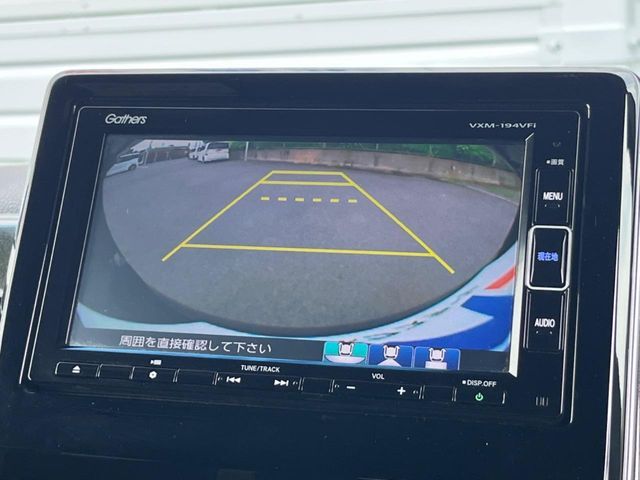 【バックカメラ】駐車時に後方がリアルタイム映像で確認できます。大型商業施設や立体駐車場での駐車時や、夜間のバック時に大活躍！運転スキルに関わらず、今や必須となった装備のひとつです！