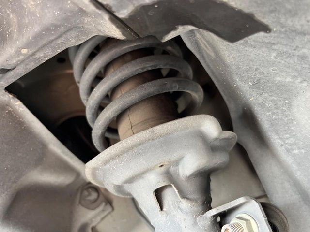 お車を安心してお乗りいただく為には、足回りの定期点検が欠かせません。サービスサポート（有償保証）では無料点検もご提供しており、安心のカーライフをお過ごしいただけるサポート体制が整っています。