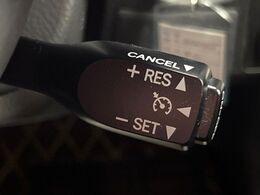 【クルーズコントロール】高速道路もラクラク走行。アクセルを離しても一定速度で走行ができ、長距離運転時の負担を軽減！加速・減速も簡単なスイッチ操作で調整できます。