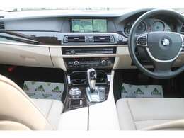 人気かつ希少なベージュカラーの革シートと高級感溢れるウッドパネルのインテリア。走行少ない車両ならではの綺麗さです。