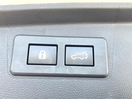 【パワーバックドア】スマートキーや運転席のボタンを押すだけでリアゲートが自動で開閉します！荷物を持っている時や、高い位置にあるバックドアを閉める際に便利な機能です♪