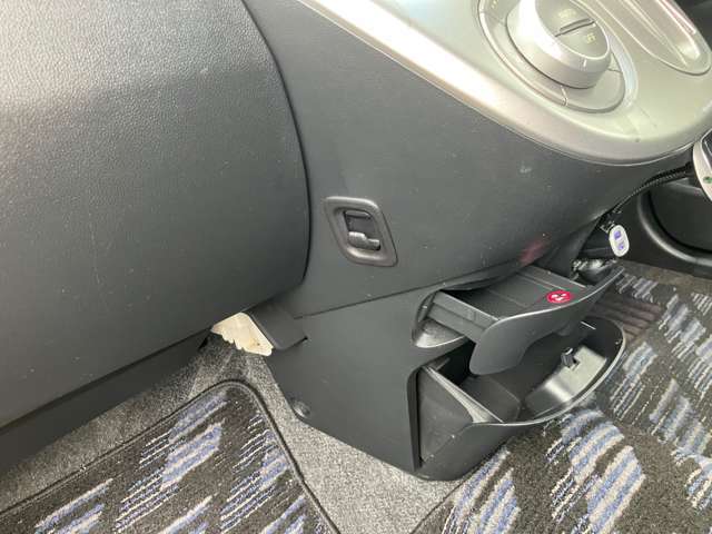 弊社の車はすべてBluetooth機能付きなのでお好きな音楽とともにドライブができちゃいます♪通勤通学も楽しくなっちゃいますね！また、わからないボタン類はお気軽にお問い合わせ下さいね♪