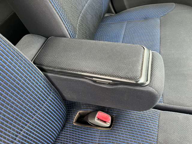 ベンチシートで広々♪ひじ掛けは収納式♪室内は徹底的にキレイに仕上げ済み♪
