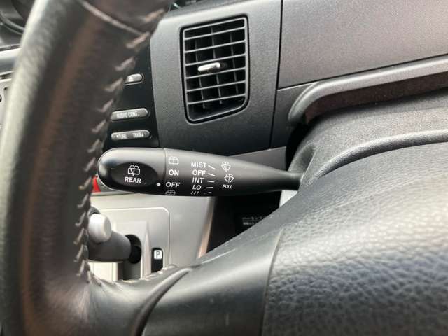 弊社の車はすべてBluetooth機能付きなのでお好きな音楽とともにドライブができちゃいます♪通勤通学も楽しくなっちゃいますね！また、わからないボタン類はお気軽にお問い合わせ下さいね♪