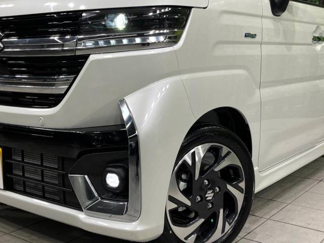 【LEDヘッドライト】悪天候や夜間走行時も良好な視界を確保し安心して運転できる高輝度LEDヘッドライトを装備！点灯速度が早く、消費電力も抑えられています。