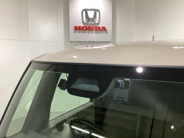 Honda SENSING装着車です。衝突を予測してブレーキをかけたり、前のクルマにちょうどいい距離で走行できる多彩な安心・快適機能を搭載した先進の安全運転支援システムがドライバーをサポートします。