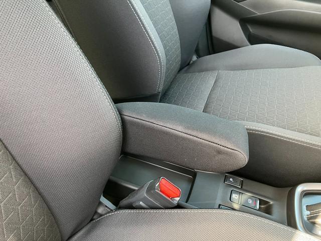 運転席にはひじかけあります。