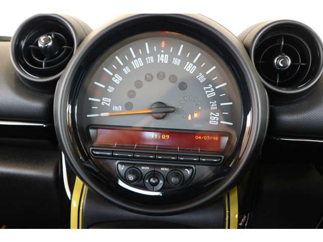 専用インテリアパネル、ピアノブラックインテリア