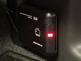 【ETC】高速道路の料金所をストレスなく通過！話題のスポットやサービスエリアに多い「スマートIC」利用時は必須のアイテムです。当店でセットアップを実施、ご納車当日からすぐにご利用いただけます！