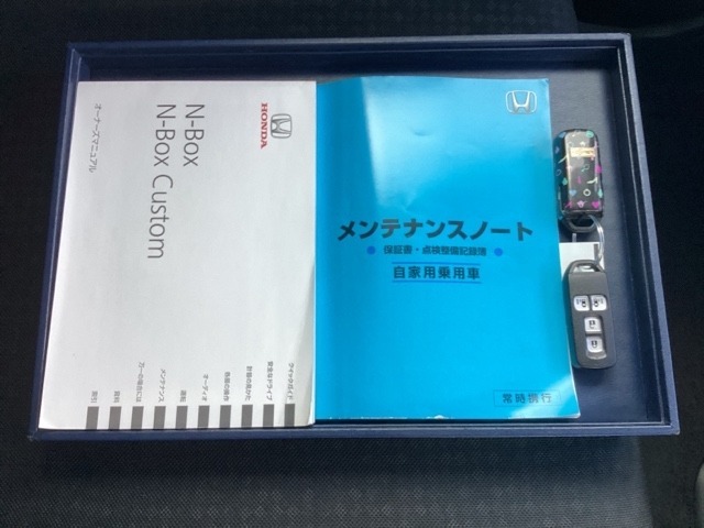 メンテナンスノート【点検整備記録簿・保証書】、取説も揃ってます。スマートキーはバッグなどにしまったままボタン操作でエンジンの始動・停止ができて大変便利です。