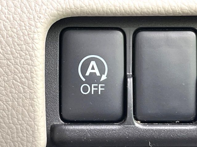 【アイドリングストップ】赤信号や渋滞で停車した際にエンジンを停止し、無駄な燃料の消費を抑えます。燃費向上や環境保護につなげる機能♪エンジンはブレーキを離せば再始動します。