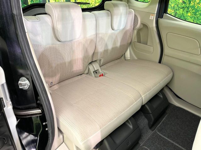 後部座席も気になるようなキズ・汚れやへたり等、大きなダメージはなく、良好な状態です。