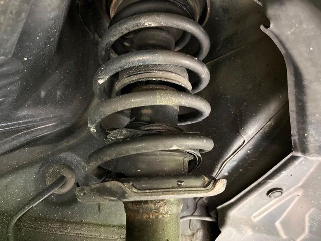 お車を安心してお乗りいただく為には、足回りの定期点検が欠かせません。サービスサポート（有償保証）では無料点検もご提供しており、安心のカーライフをお過ごしいただけるサポート体制が整っています。