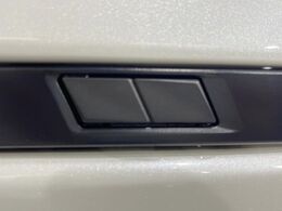 【パワーバックドア】スマートキーや運転席のボタンを押すだけでリアゲートが自動で開閉します！荷物を持っている時や、高い位置にあるバックドアを閉める際に便利な機能です♪