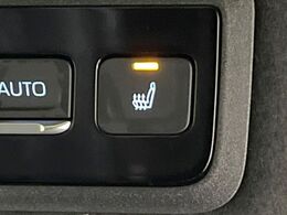 【前席＋2列目シートヒーター】寒い日に重宝するシートヒーターを2列目にも装備！エアコンより早く温まってくれるので寒がりの人も安心ですね♪エアコンの温風は乾燥するから苦手、という方にもをおすすめです。