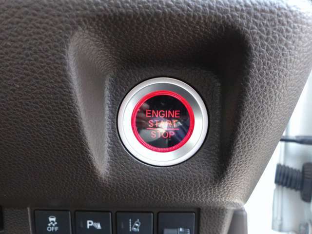「プッシュスタート」鍵を携帯していれば、ブレーキを踏みながらボタンを押すだけで、エンジンの始動が手軽に、スマートに行えます。