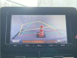 バックモニター付きです。車の後方に小型カメラが付いており、バックする際の後方の様子をモニター上に表示します。