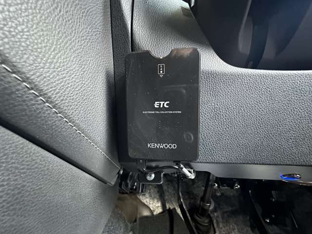 ハンドル左下部にETC車載器を装着しております。高速道路使用のドライブには欠かせないオプションパーツです。再セットアップをしてご納車致します。