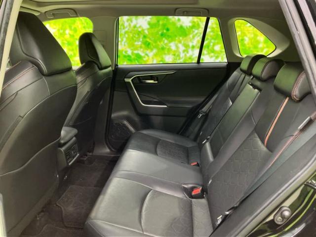 WECARSでは各商談席に大型モニターをご用意しております！見やすい大画面でゆったりと全国の在庫をご覧いただけます！是非ご来店お待ちしております！