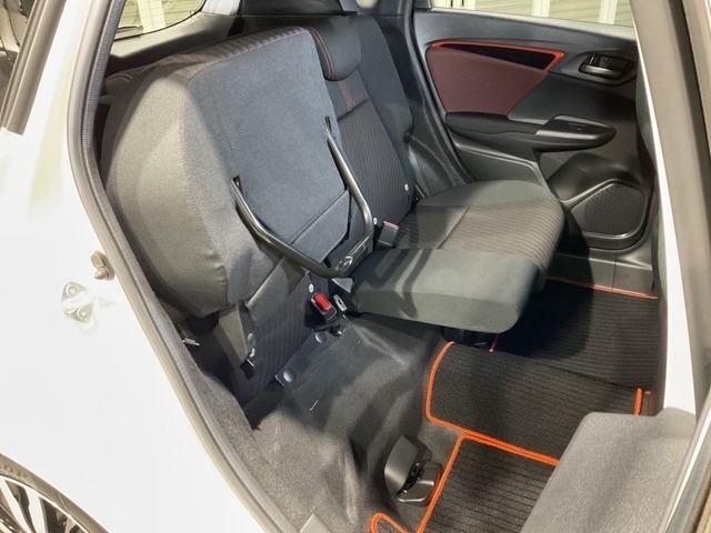後席をはね上げれば、「もうひとつの荷室」が生まれます。
