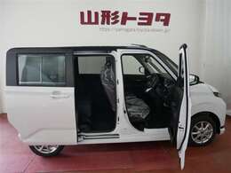 両側パワースライドドア付きだから、狭い駐車スペースなどでの 乗り降りラクラク！小さなお子さまのいるご家庭には嬉しい装備。