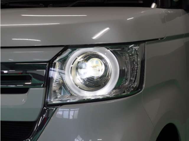 【ヘッドライト】省電力で長寿命の明るく運転しやすいLEDヘッドランプです。明るく照らすので暗い夜道からお客様を守ってくれます。