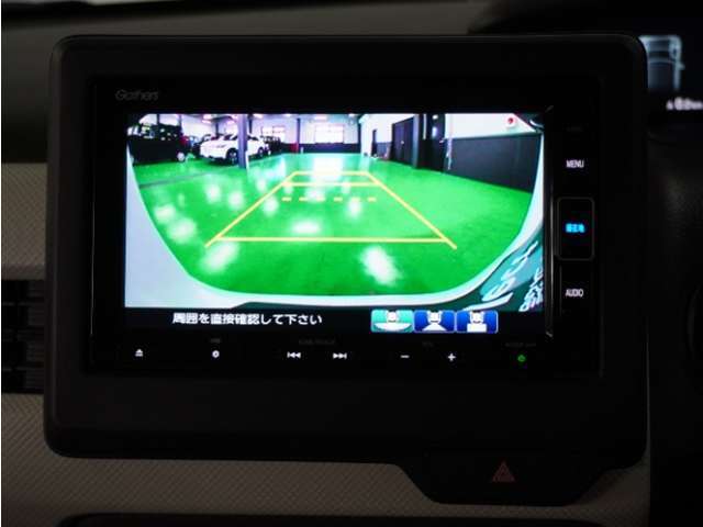 【バックカメラ】駐車が苦手な方でも安心してお乗りいただけます。リバース連動で画面が切り替わるのでとっても便利です。