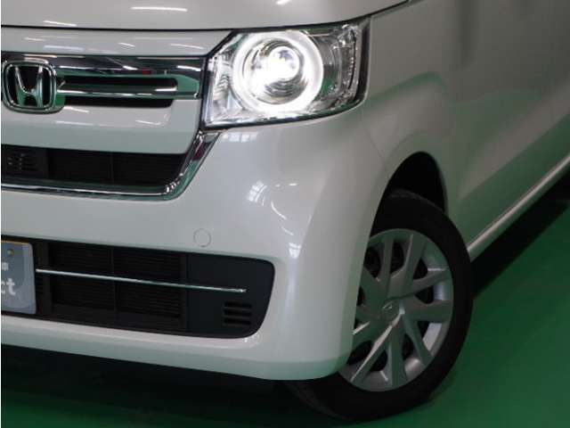 【ヘッドライト】省電力で長寿命の明るく運転しやすいLEDヘッドランプです。明るく照らすので暗い夜道からお客様を守ってくれます。