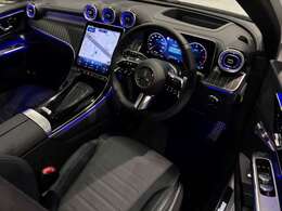 インテリアは適度な緊張感とリラックス間が感じられるデザイン。長時間のドライブでも疲れにくく、乗員全員が高い快適性を得ながら移動空間を楽しむことができます。