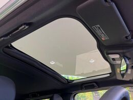 【ガラスルーフ】ガラスルーフ搭載で車内の解放感が一気にアップ！開放的なドライブをお楽しみいただけます。