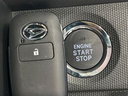 【キーフリーシステム】カバンやポケットに入れたままでもドアの施錠・解錠が可能なスマートキーを装備。エンジンのオン・オフ時もカギを取り出す必要が無いからとっても便利です♪